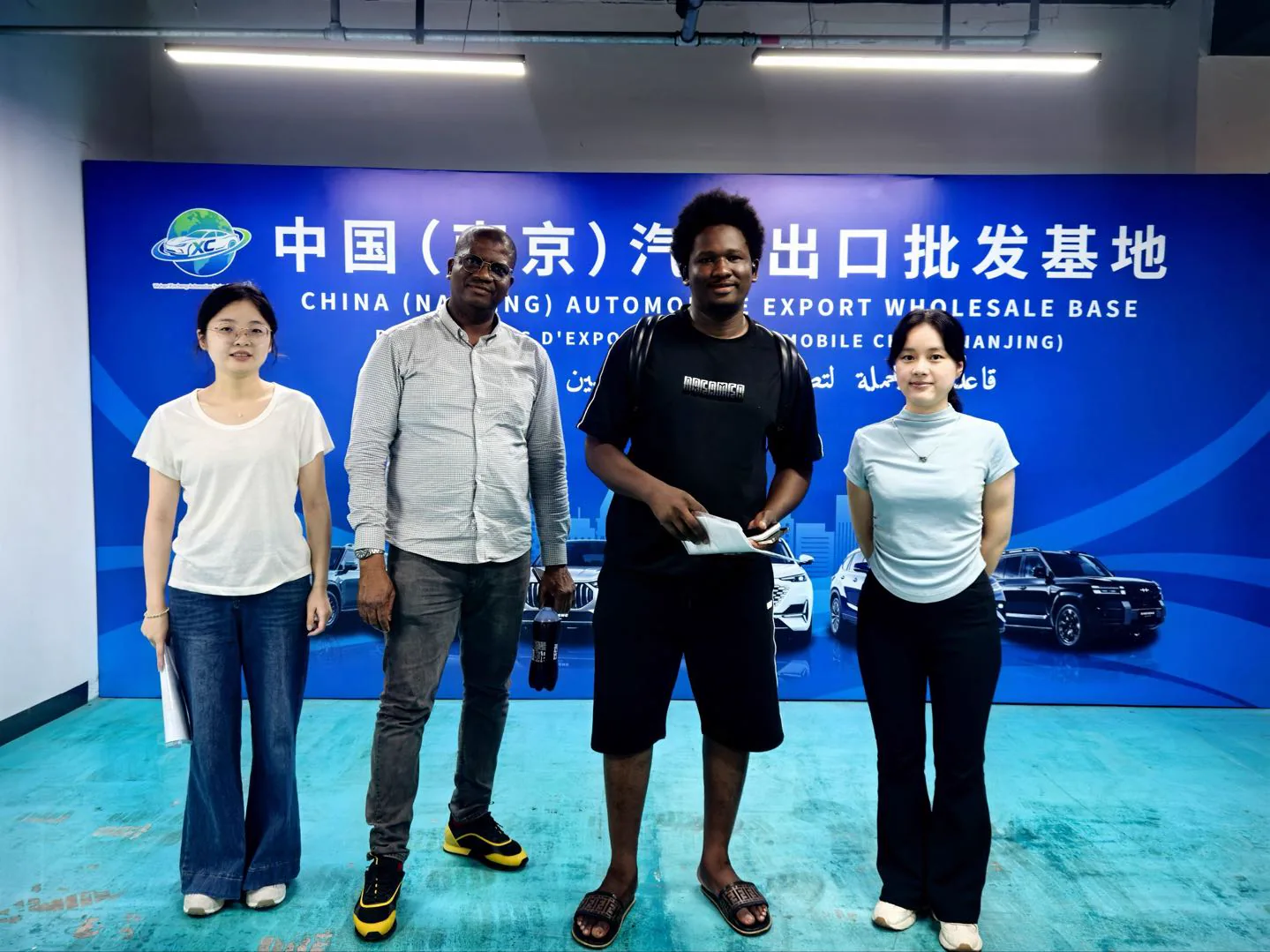 Overseas buyers and the Xincheng Auto team at an automobile export base