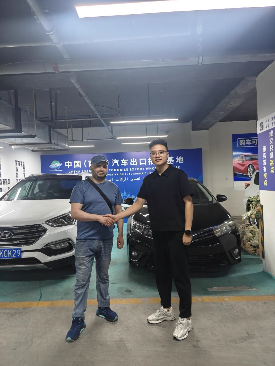 A client meeting and shaking hands with the Xincheng Auto team in the showroom