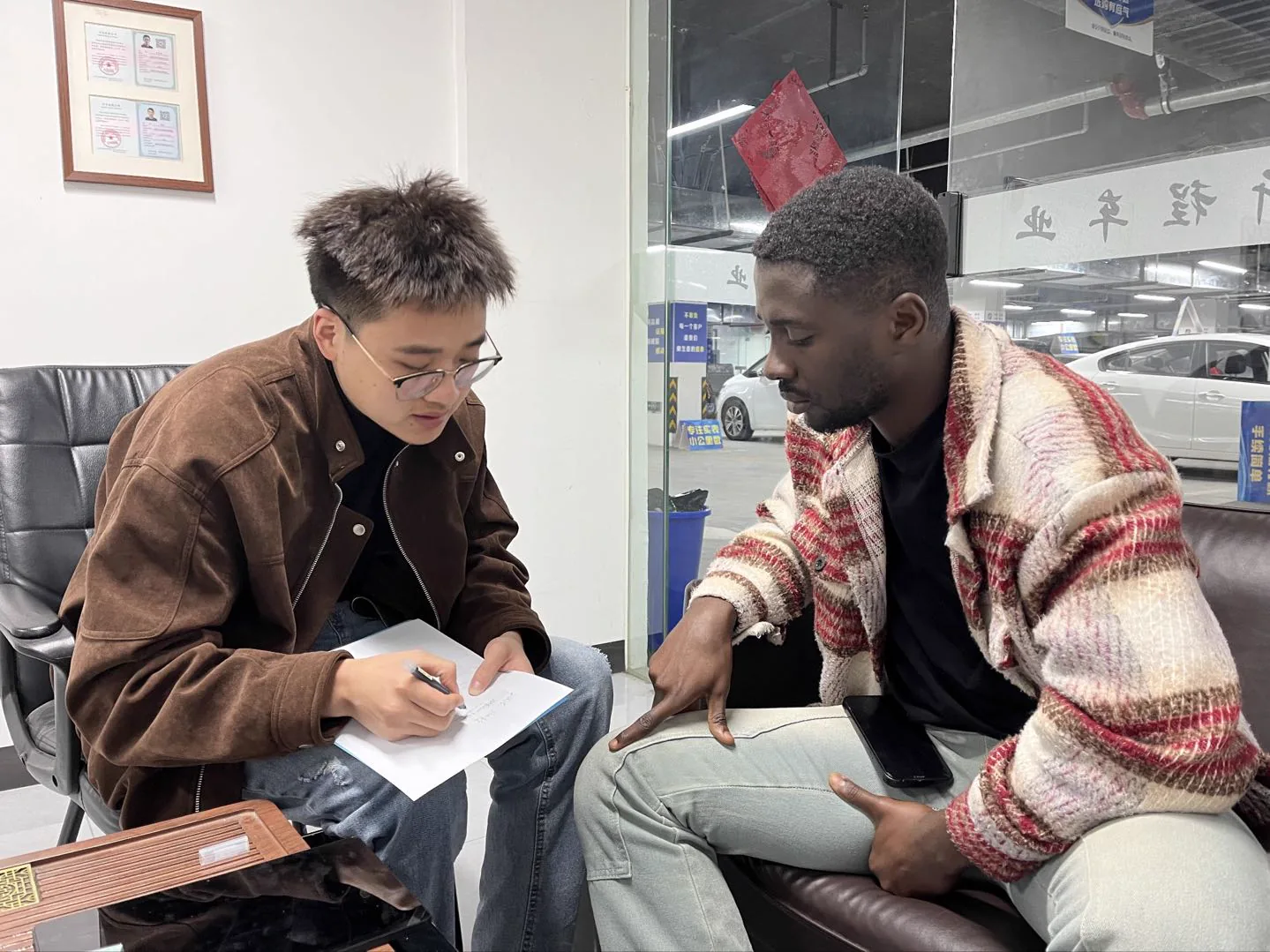 A client discussing sourcing requirements with the Xincheng Auto team